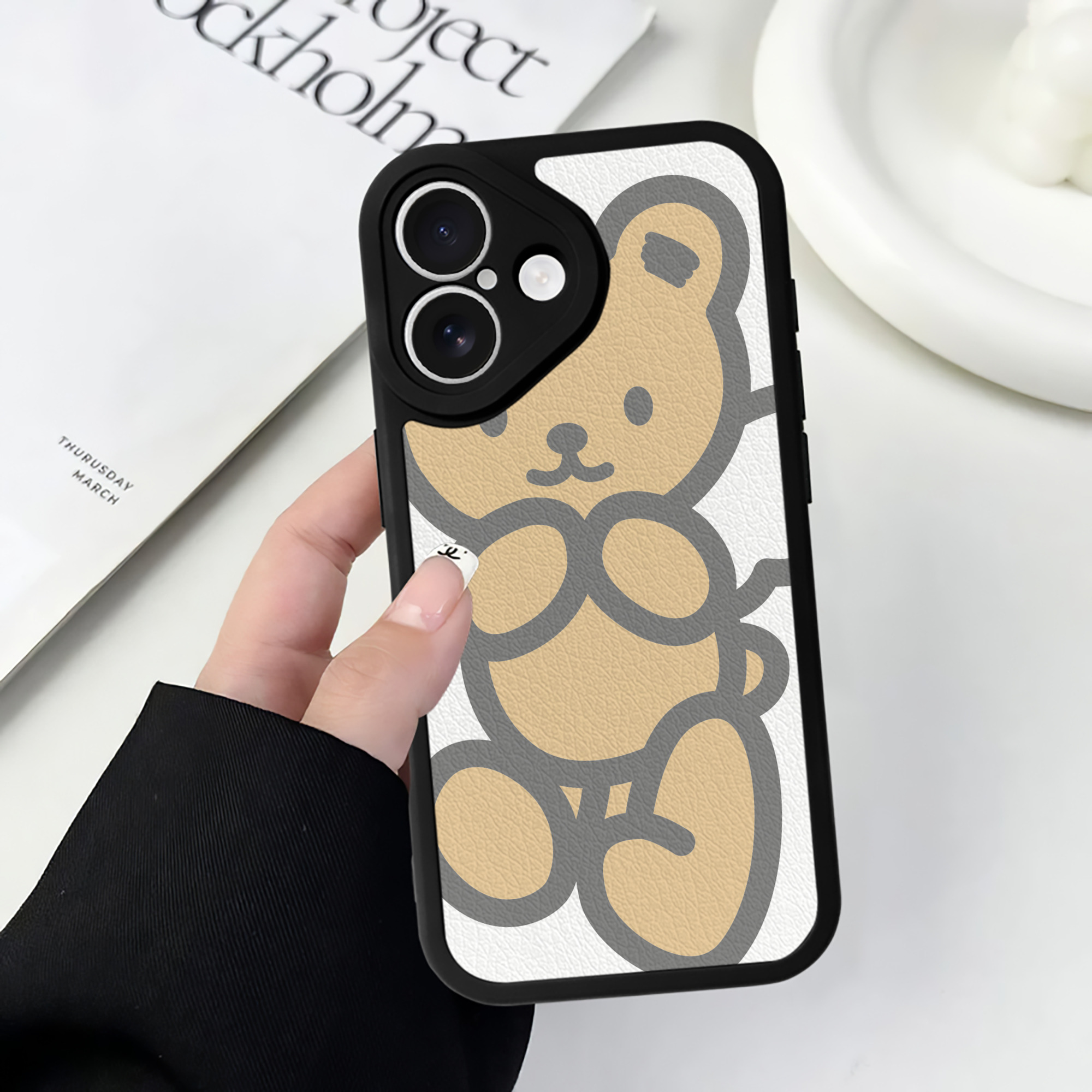 （画像用） Hello Kitty ハローキティ 【iPhone 16シリーズ対応】シリコンスマホケース（レザー調） 材質：シリコン